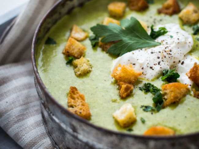 Soupe toute douce de fanes de carottes au Saint Môret