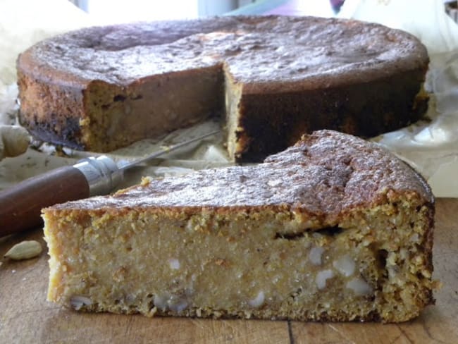 Gâteau de potiron, noix, coco, épices