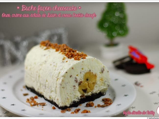 Buche de Noel façon cheesecake sans cuisson aux biscuit Oreo, éclats de daim et coeur Cookie dough