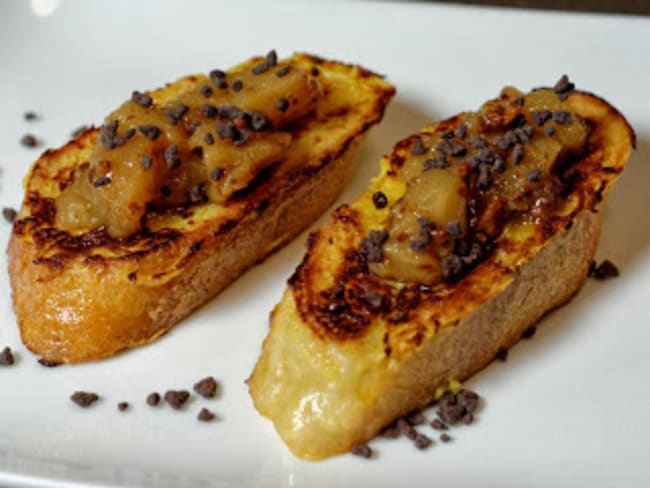 Pain perdu et compote de poires aux amandes