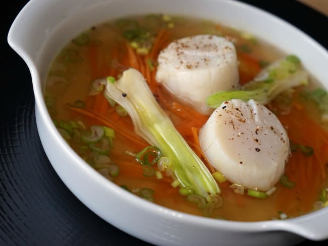 Nage de Saint-Jacques aux petits légumes et bouillon dashi