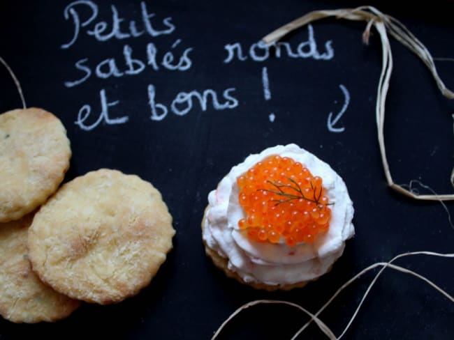 Petits sablés au parmesan garnis à la crème de saumon