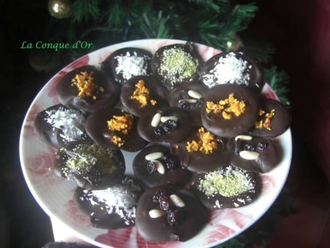 Mendiants chocolat noir aux écorces d'oranges, pistaches, noix de coco et fruits secs