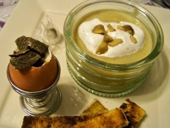 Soupe de panais à la chantilly au sumac et son oeuf coque truffé