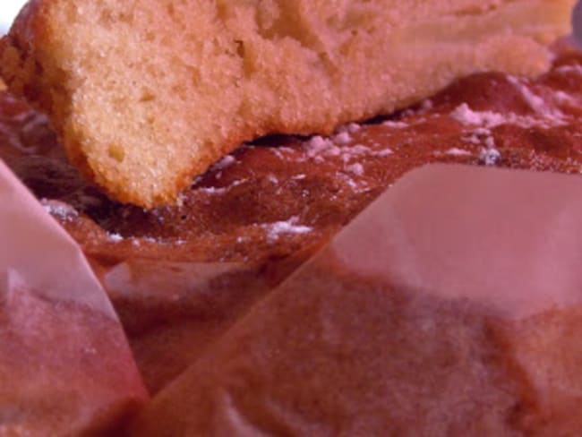 Gâteau aux pommes au rhum et à la cannelle