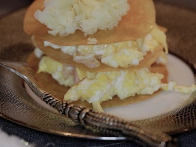 Mille feuilles d'oeufs brouillés au saumon fumé et tête de moine