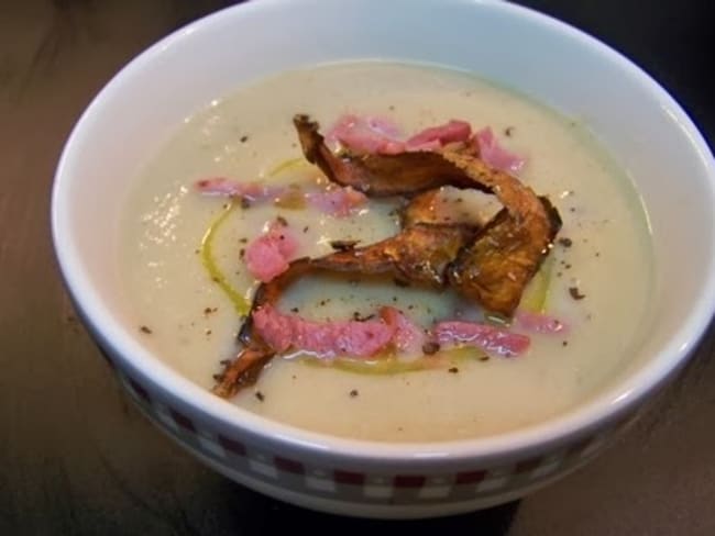 Velouté de panais, châtaignes et courge de Nice, chips de panais et lardons