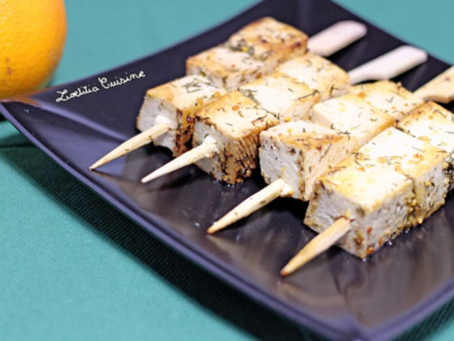 Brochettes de tofu à l’aneth et à la poudre d’orange