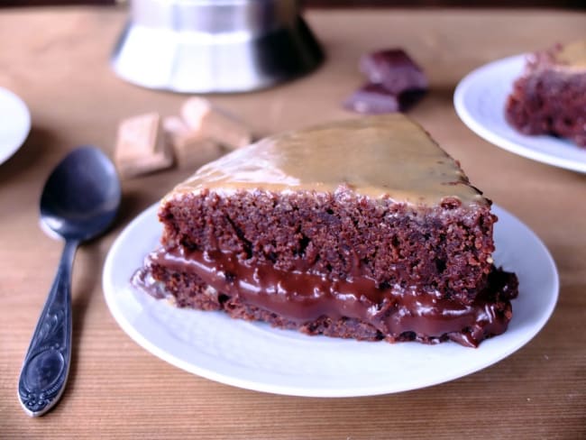 Gâteau à la crème au chocolat, nappé au café