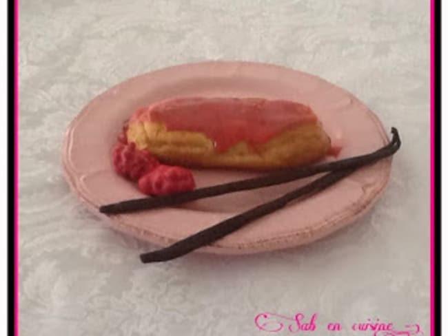 Éclair à la crème pâtissière à la vanille et pralines roses