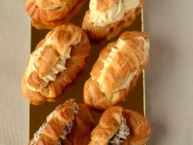 Mini-éclairs à la chantilly de champignons et huile de truffe