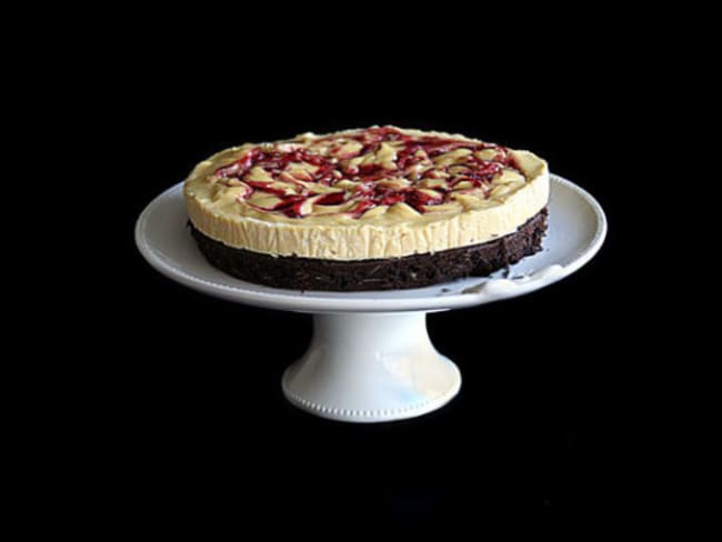 Cheesecake vanille au coulis de fruits rouges, base brownie aux amandes effilées