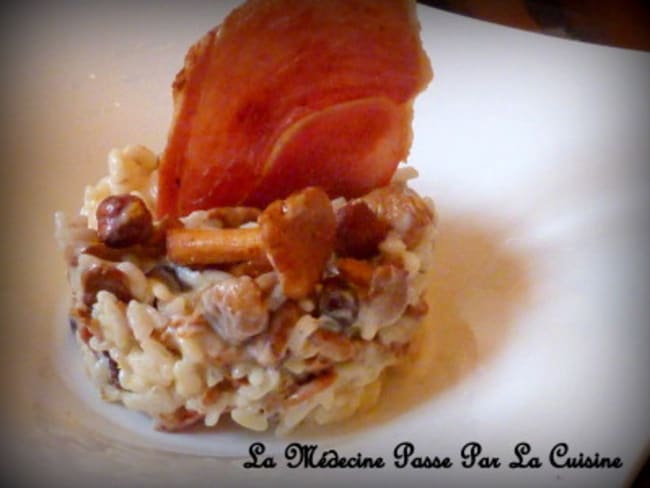 Risotto aux girolles, noisettes et chips de jambon fumé