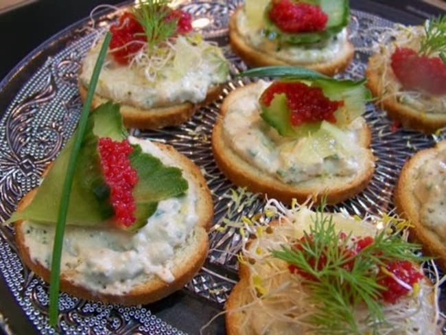 Tartinade de thon au piment d'Espelette, fromage frais, concombre, oeufs de lumpe