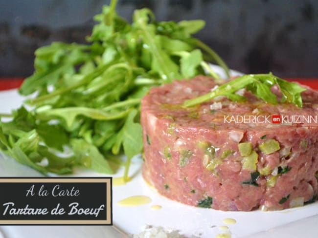 Tartare de bœuf maison découpé au hachoir à main à l'ancienne