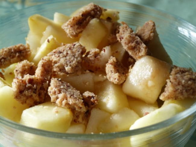 Dés de poire et streusel noisettes