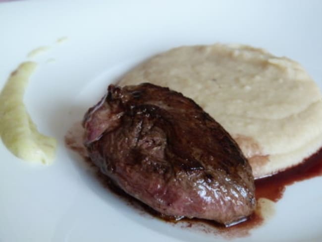 Pigeonneau poêlé, crèmes de haricots blancs et d'ail fumé