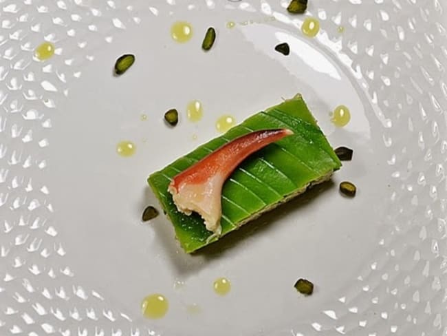 Crabe avocat pois mange tout : une entrée légère et savoureuse