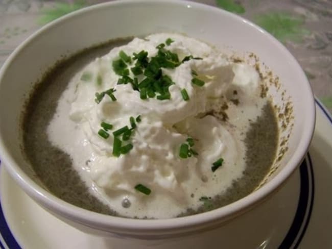 Velouté de champignons de Paris, chantilly au roquefort et poivre de Sichuan