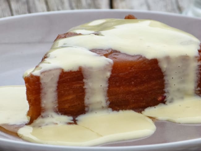 Gâteau aux pommes caramélisées, crème anglaise épicée