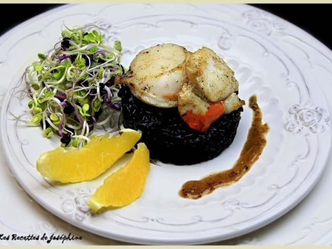 Noix de saint jacques à l’orange et son risotto au noir de seiche