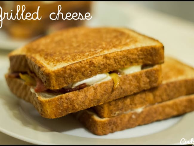 Grilled-cheese au bacon, brie et oignons caramélisés