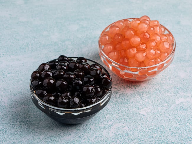 Deux bols de bulles de perles du Japon de tapioca, noires et oranges