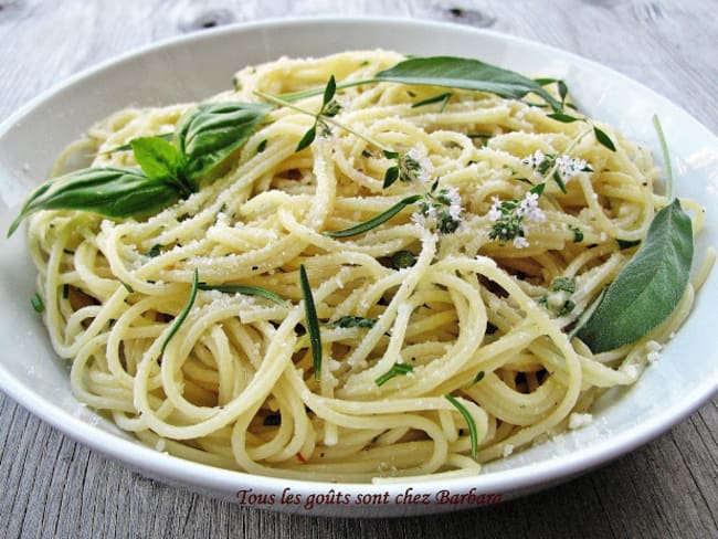 Spaghettini au beurre et aux herbes fraîches