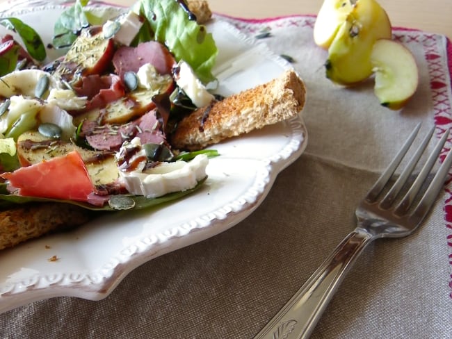 Salade composée au chèvre, pomme, viande des grisons et graines de courges