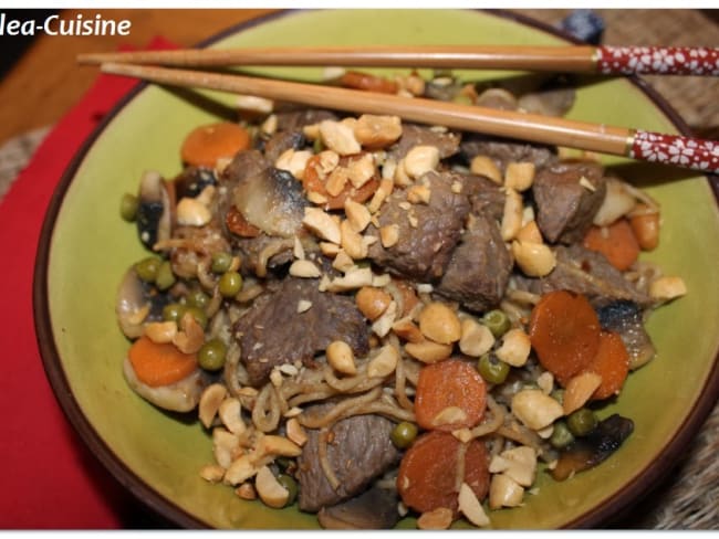 Nouilles sautées aux légumes, au boeuf et à la cacahuète