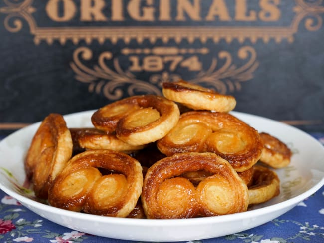 Assiette de petits palmiers sur nappe bleue