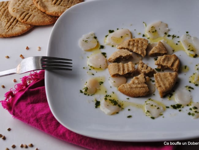 Carpaccio de Saint-Jacques à la coriandre et Sablé au blé noir