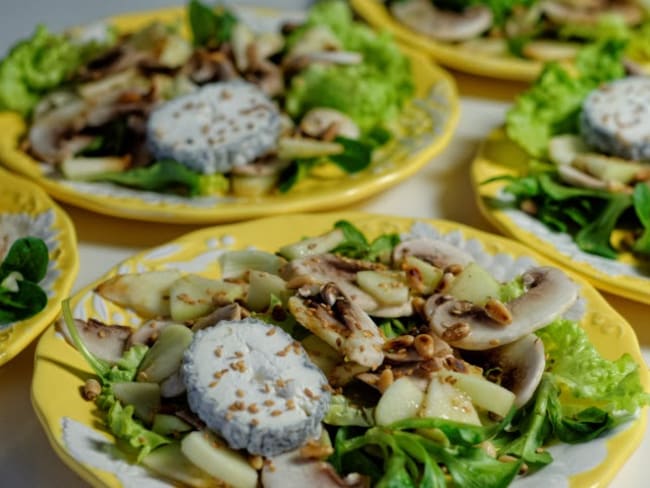 Salade de pommes, chèvre, champignons et pignons grillés