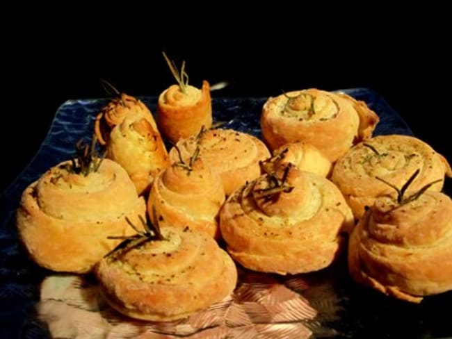 Petits escargots feuilletés au fromage, poivre et romarin