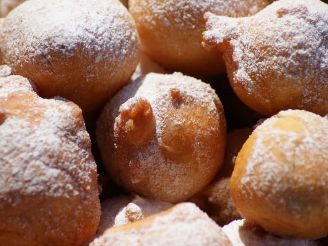 Pets-de-nonne ou petits beignets de pâte à choux passés en friture