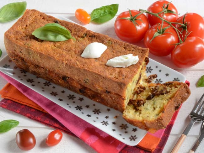 Cake mozzarella tomates basilic pour l'apéritif ou en entrée