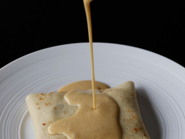 Crêpe aux pommes caramélisées, crème anglaise au Dulcey, éclat de caramel façon « crème brûlée »