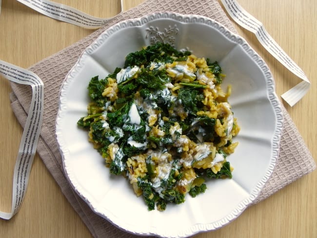 Riz, chou kale et courgette sautés et épices