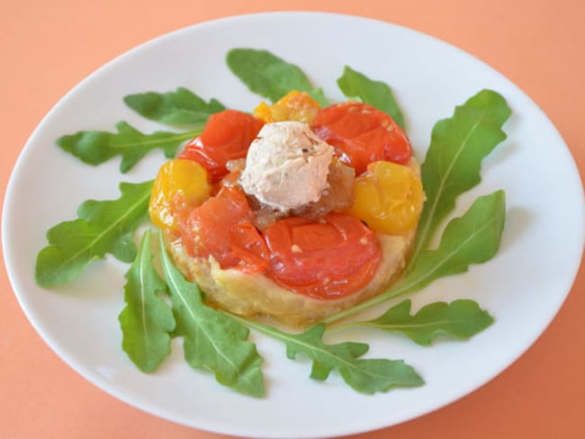 Mini Tatins de tomates, oignons caramélisés et glace salée au chutney d'olives noires