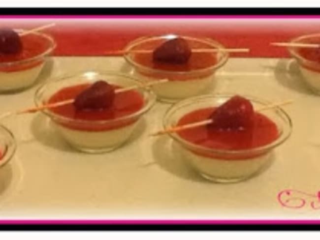 Panna cotta avec coulis de fraise