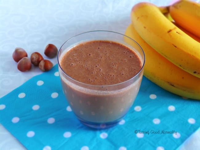 Smoothie à la banane, cacao cru et quinoa germé