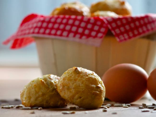 Gougères au comté et graines de tournesol