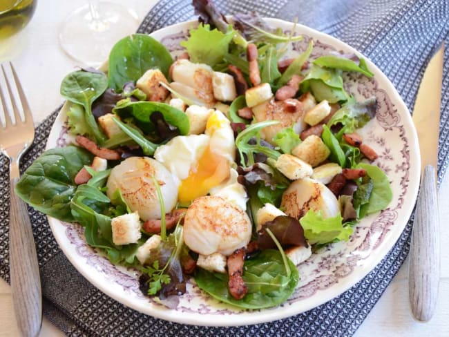 Salade de Saint-Jacques à la lyonnaise avec croûtons et lardons