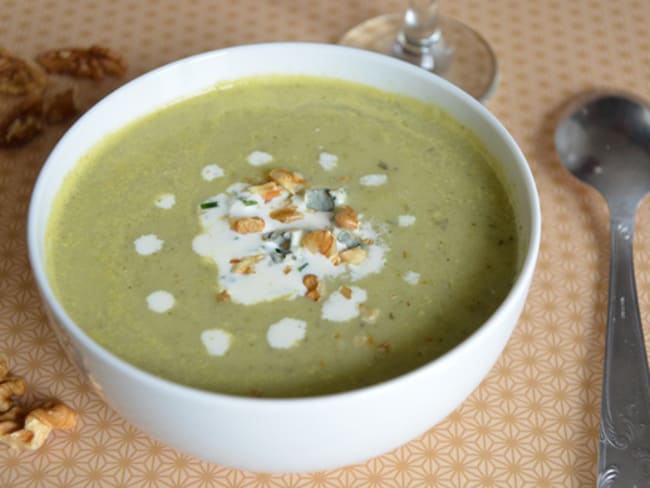 Soupe au céleri branche, crème au bleu d'Auvergne et noix