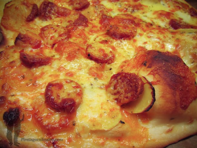 Pizza à la pomme de terre, au chorizo et au cheddar