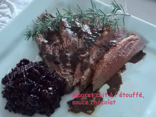 Magret cuit à l'étouffé, sauce chocolat