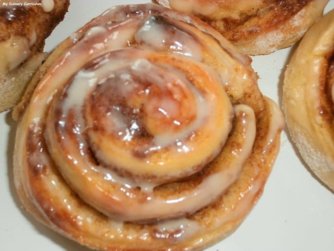 Cinnamon rolls ou roulés briochés à la cannelle (viennoiseries)