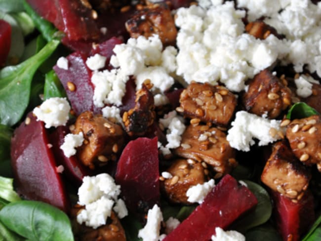 Salade de mâche, betterave, tofu mariné grillé et feta