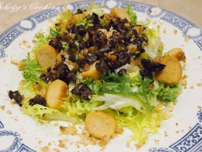 Salade frisée aux escargots, noix et croûtons à l'ail