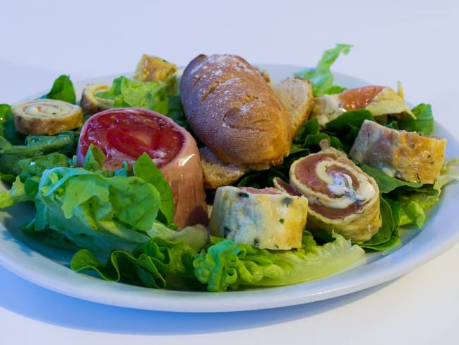 Oeufs en gelée et roulés d'oeufs au saumon et aux fines herbes